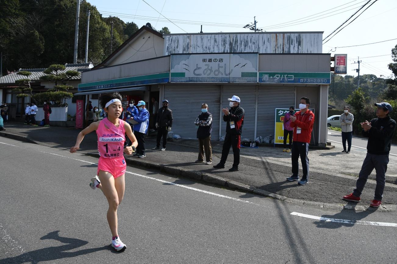 疾走する女子選手の写真