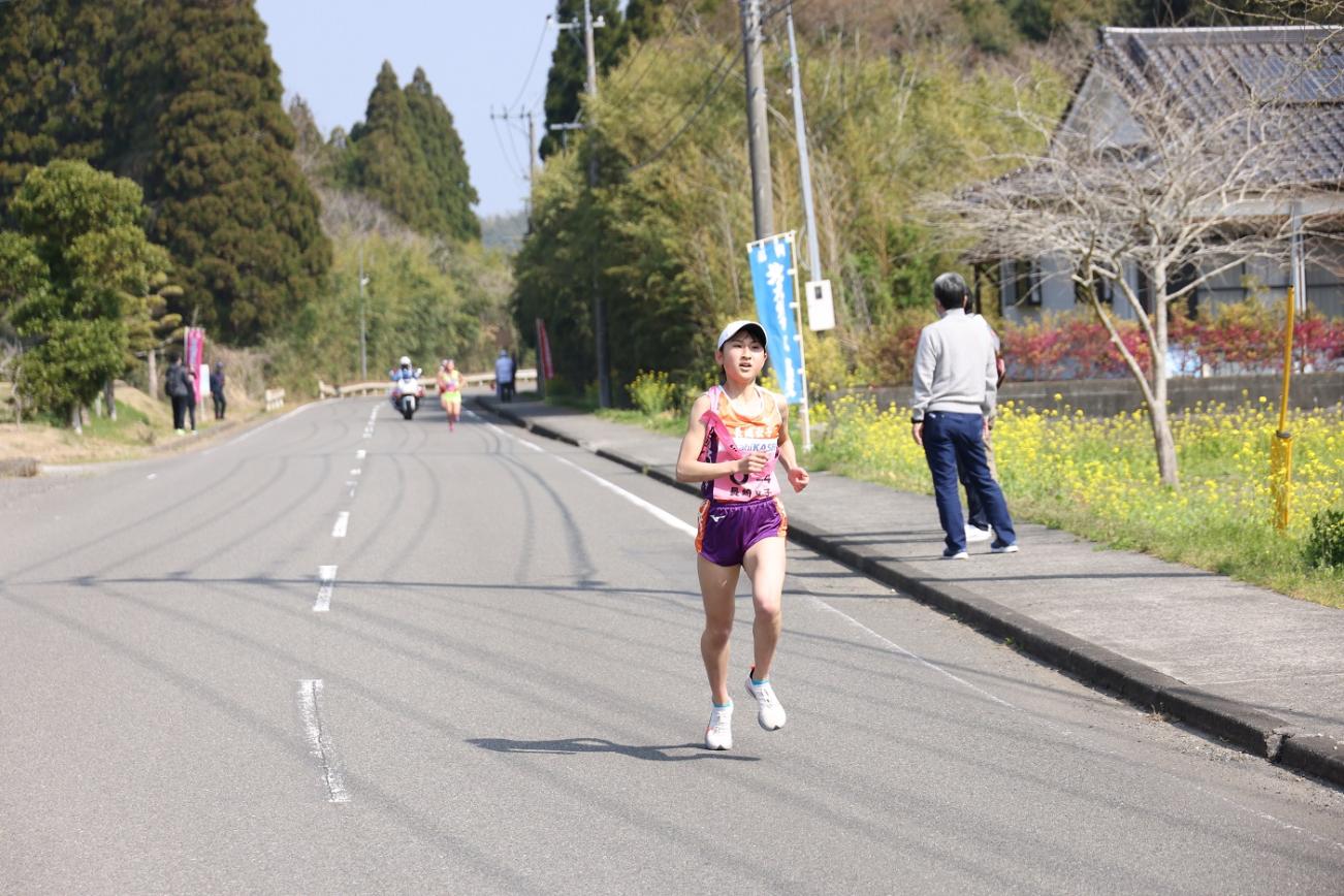 疾走する女子選手たちの写真