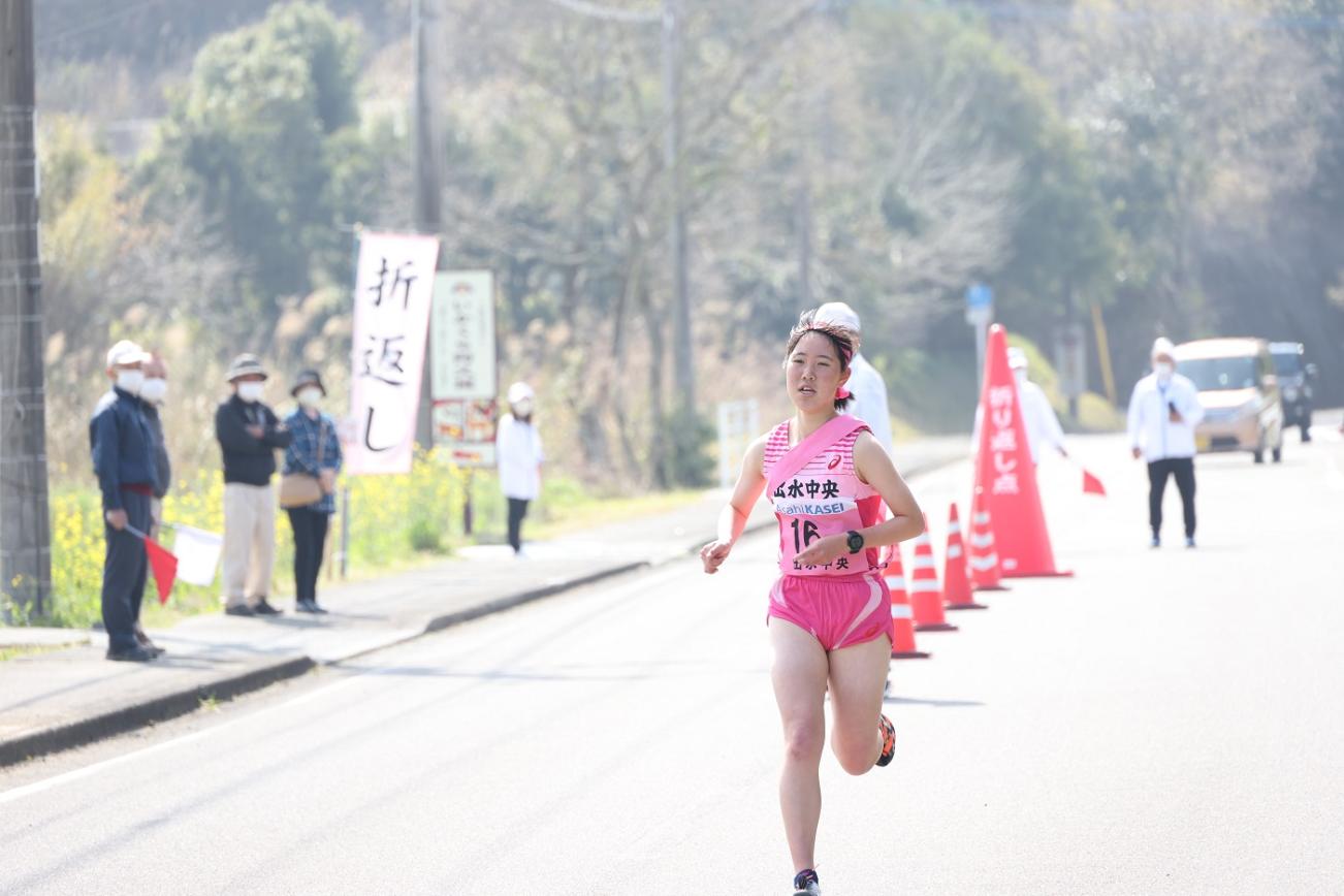 疾走する女子選手の写真