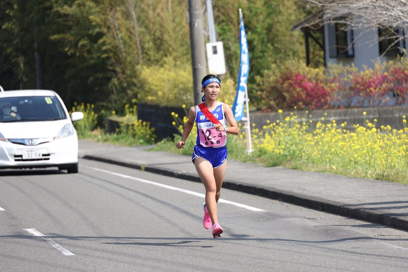 疾走する女子選手の写真