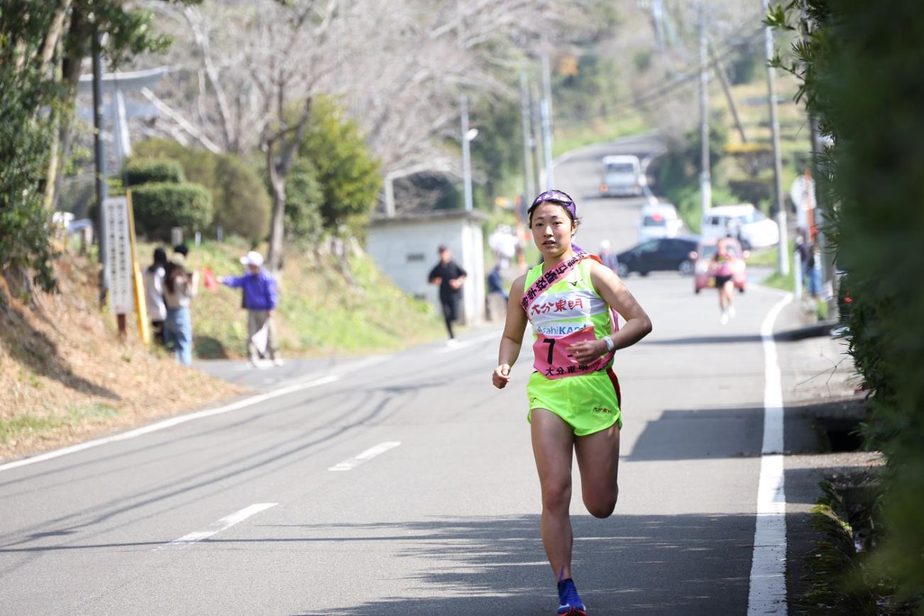 疾走する女子選手の写真