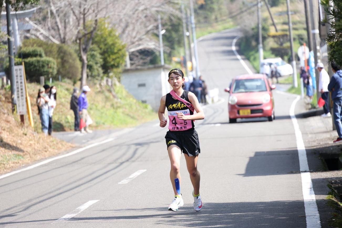 疾走する女子選手の写真