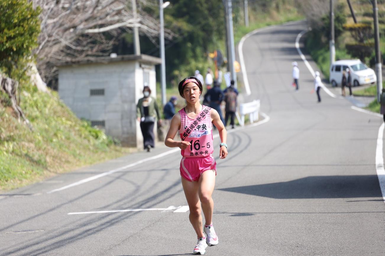 疾走する女子選手の写真