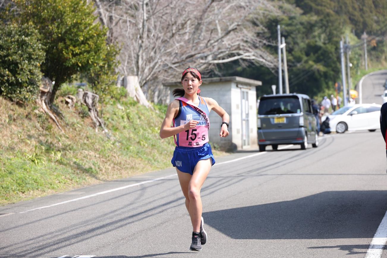 疾走する女子選手の写真