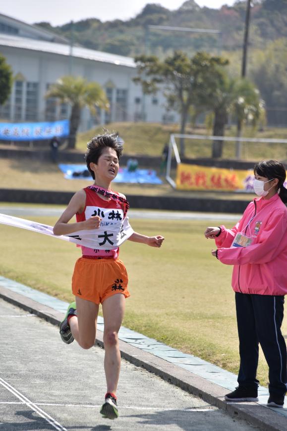 ゴールする女子選手の写真