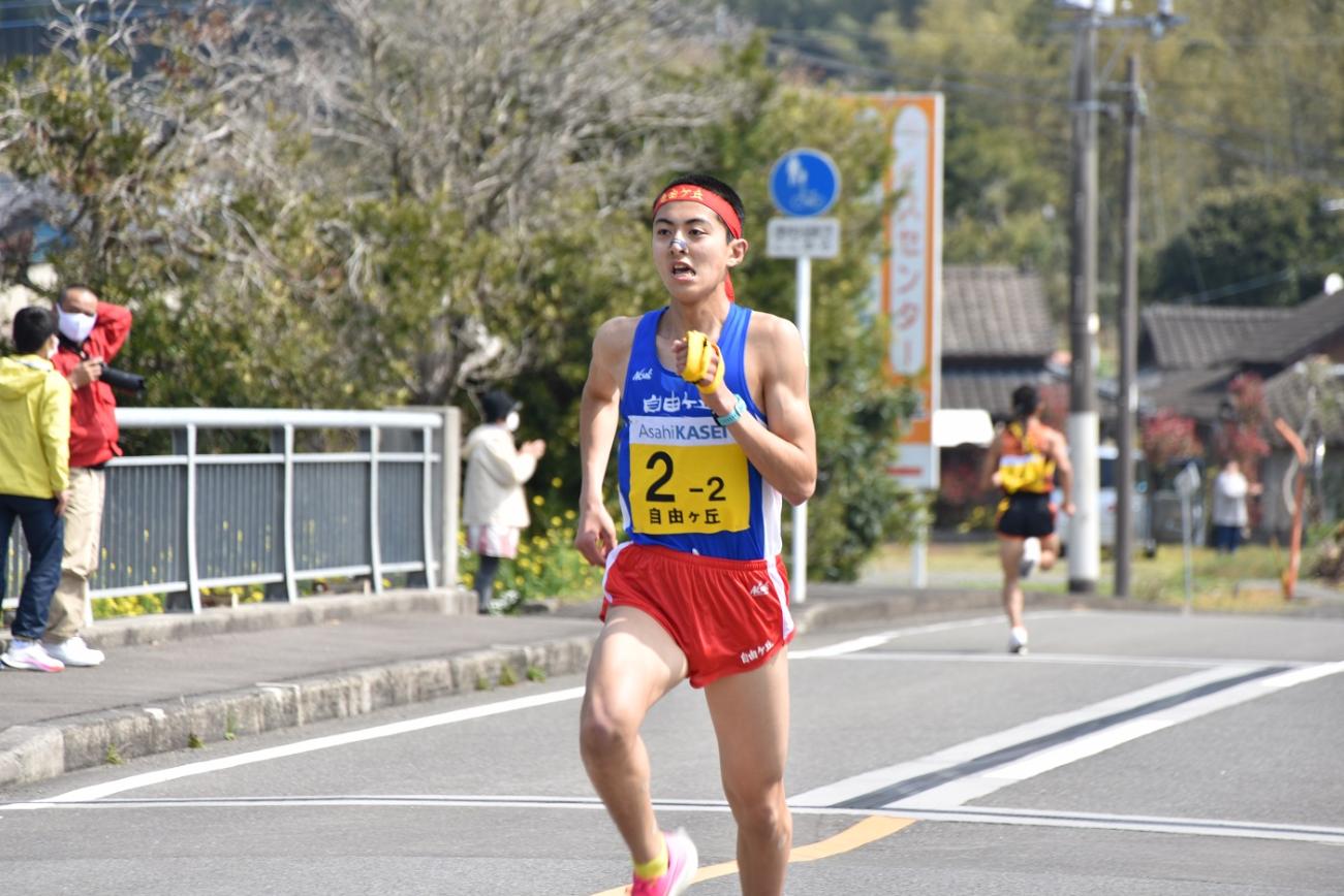 疾走する男子選手たちの写真