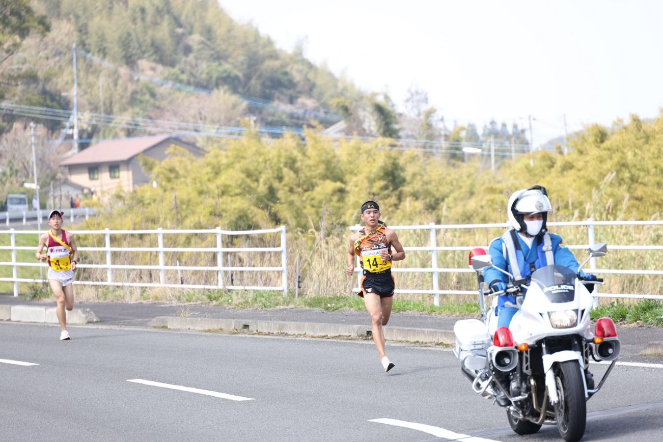 疾走する男子選手たちの写真