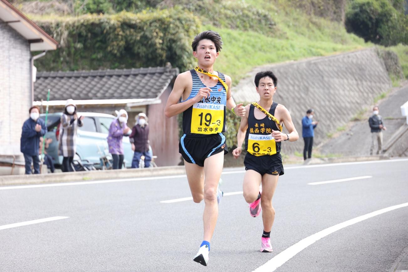 疾走する男子選手たちの写真