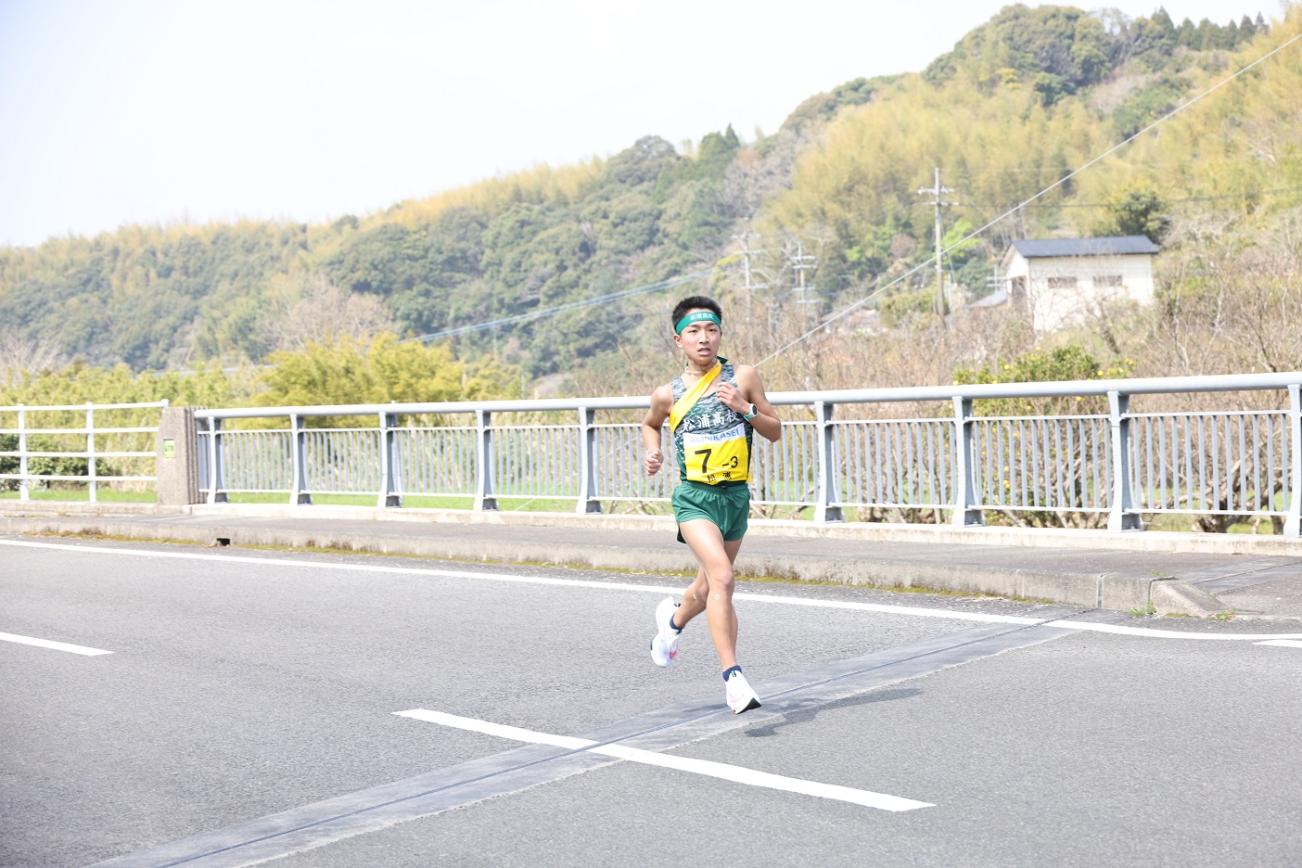 疾走する男子選手の写真