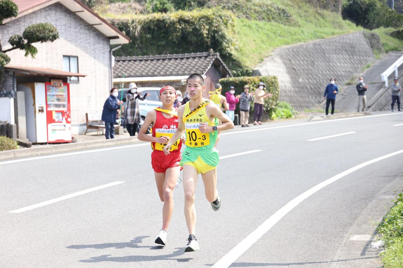 疾走する男子選手たちの写真