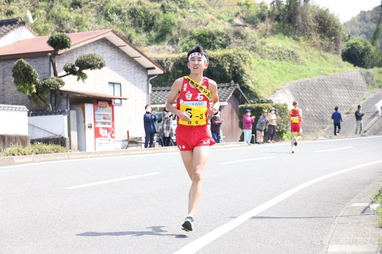 疾走する男子選手たちの写真