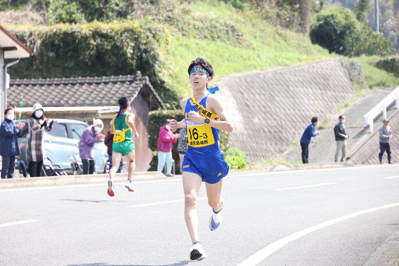 疾走する男子選手たちの写真