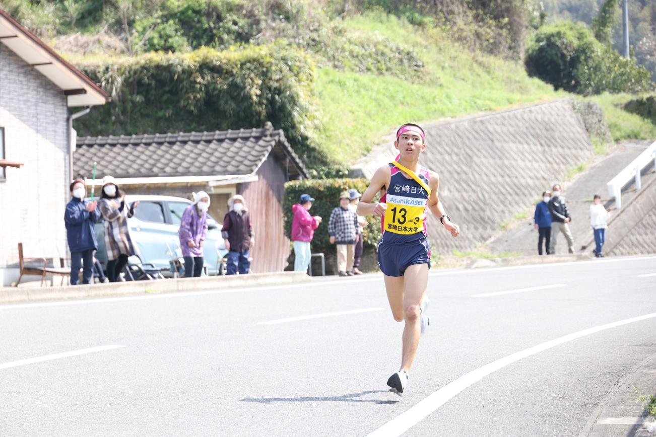 疾走する男子選手たちの写真