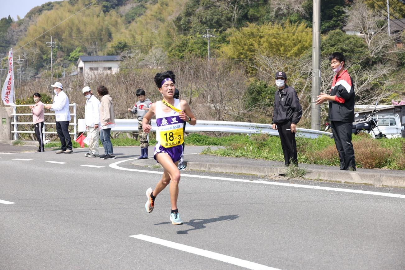 疾走する男子選手の写真