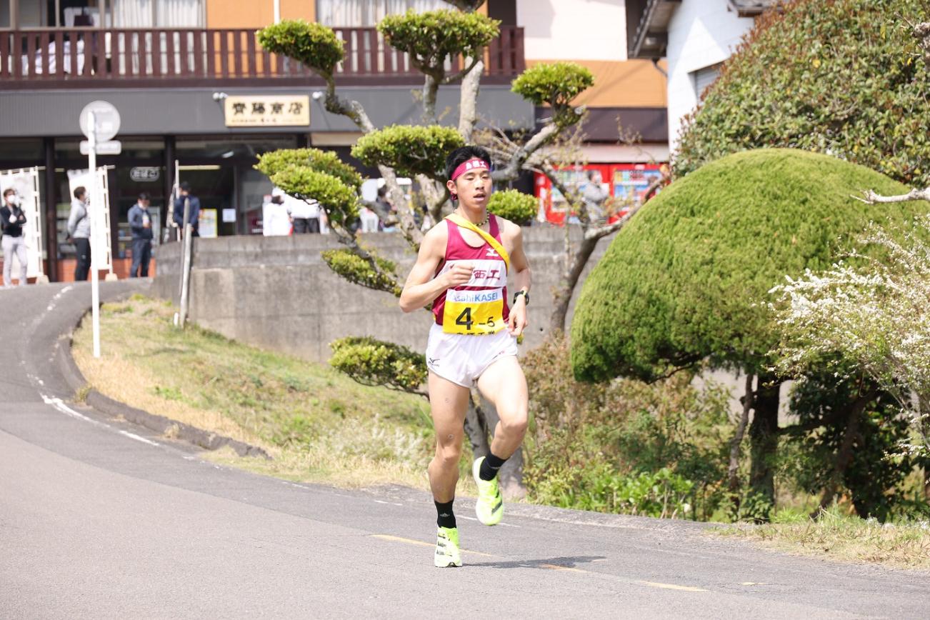 疾走する男子選手の写真