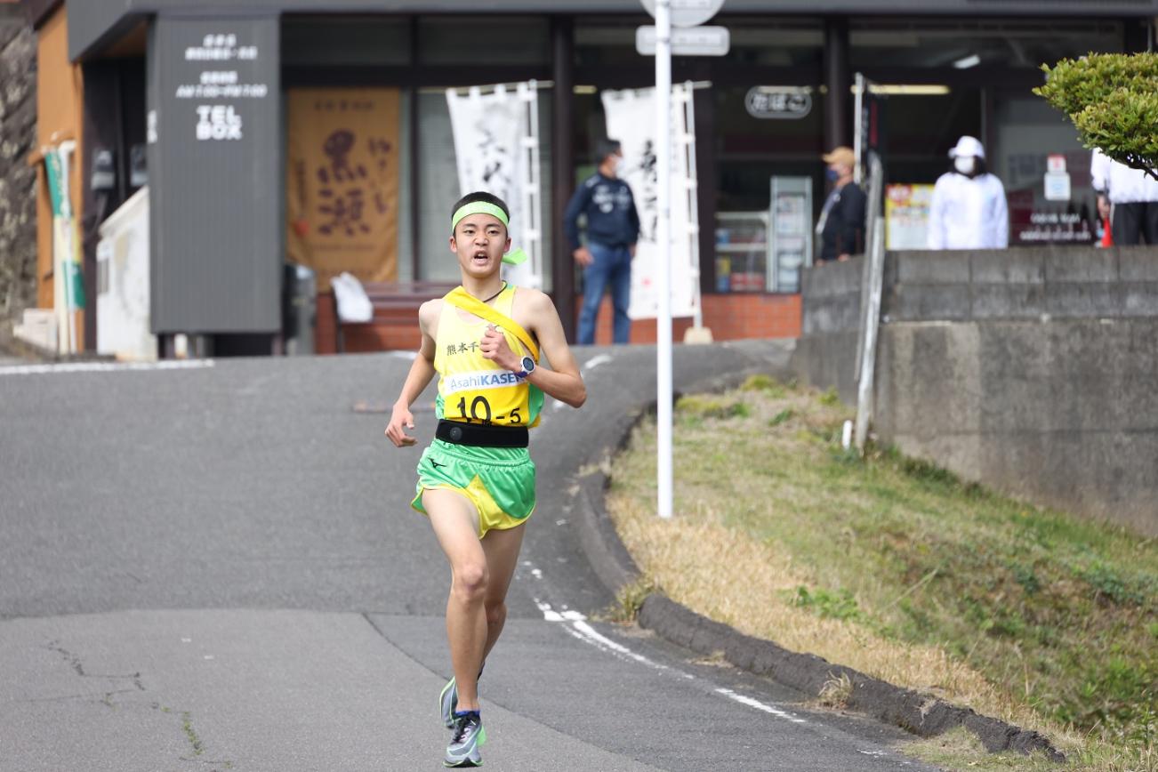 疾走する男子選手の写真