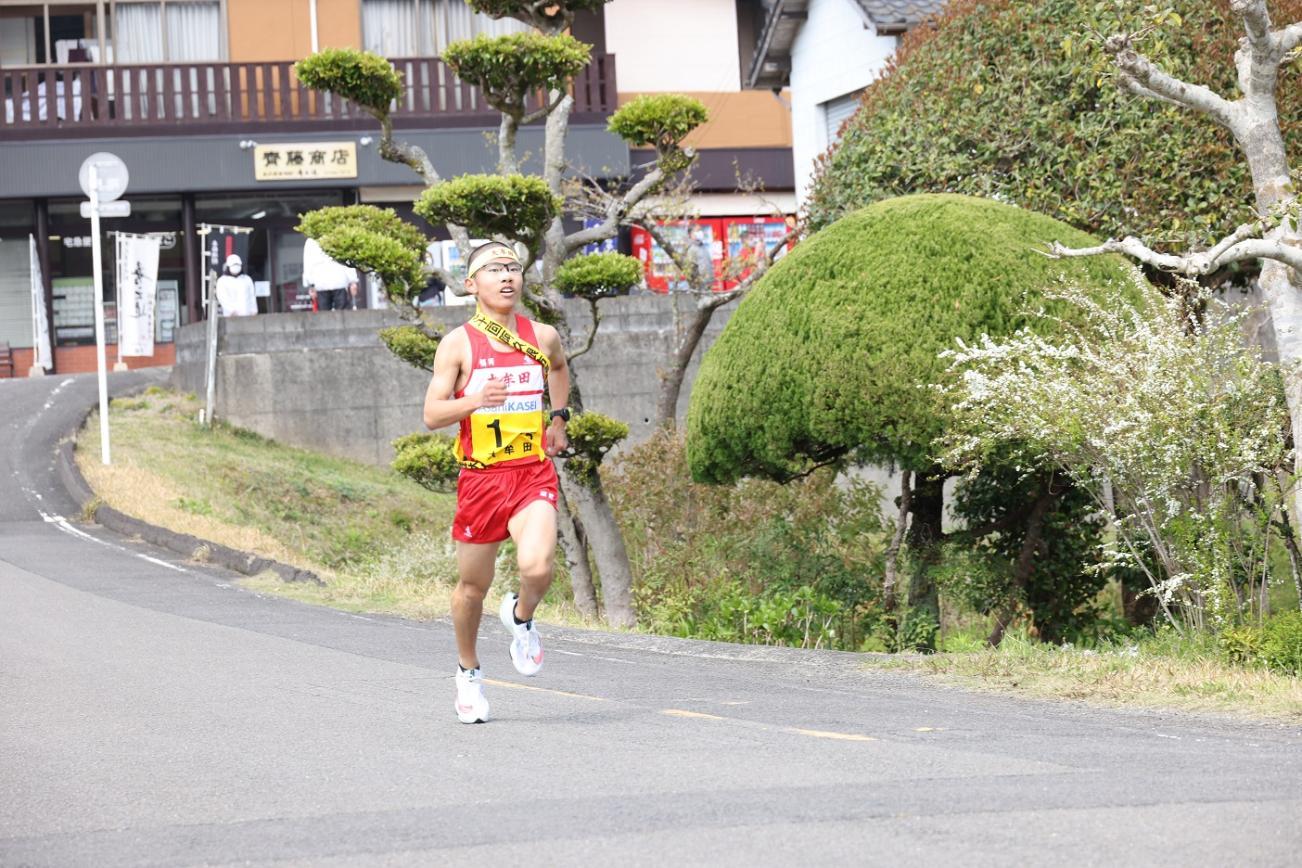 疾走する男子選手の写真