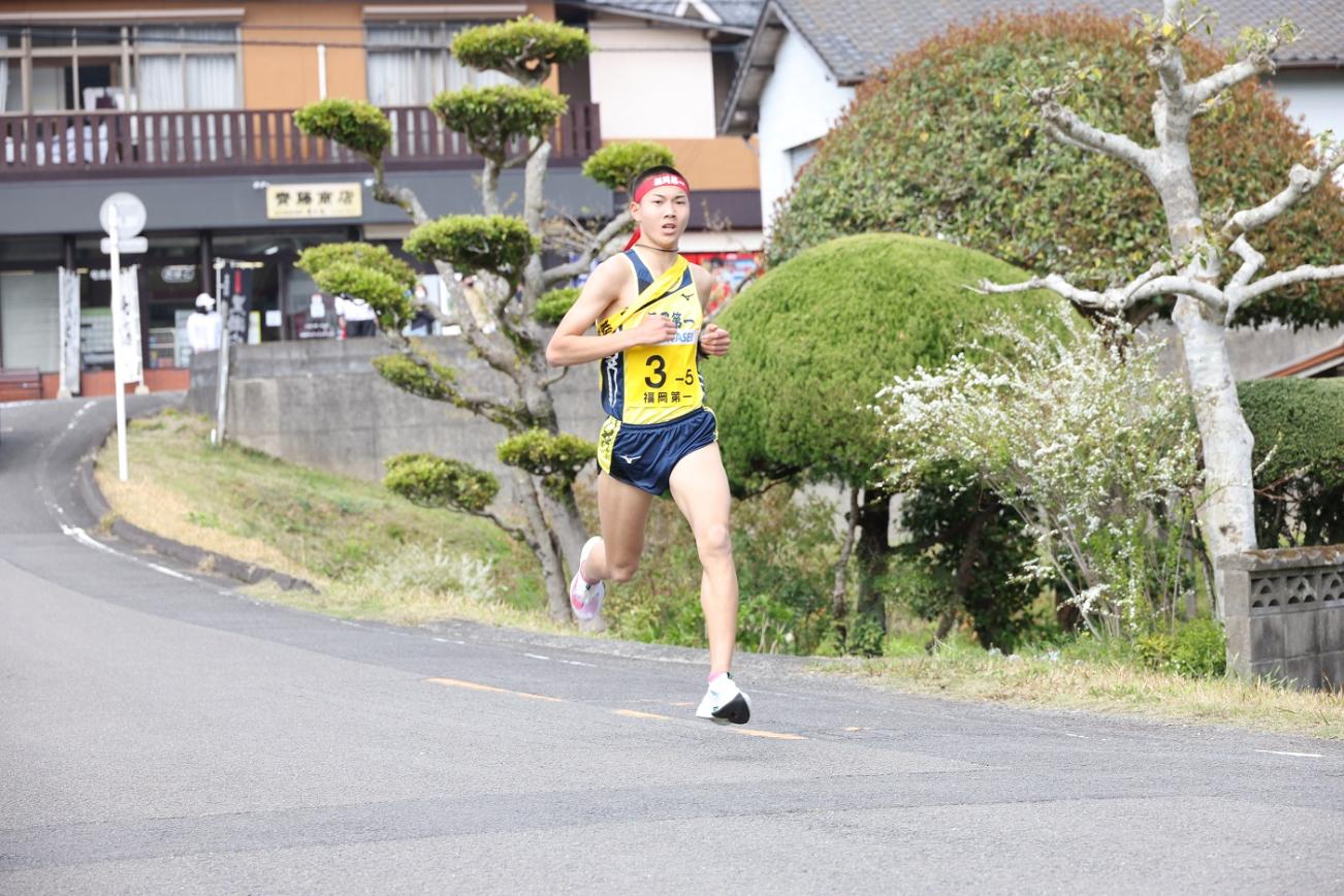 疾走する男子選手の写真