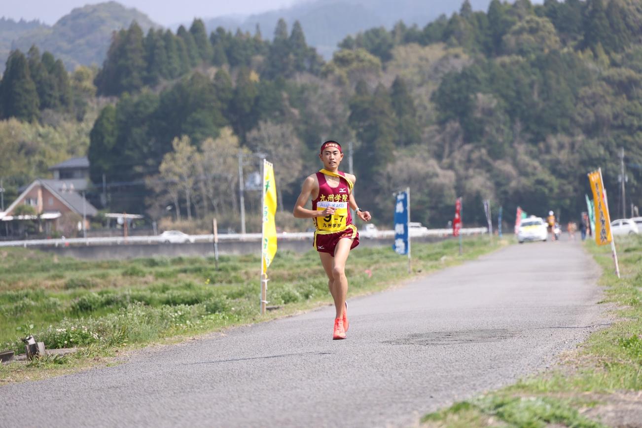 疾走する男子選手の写真