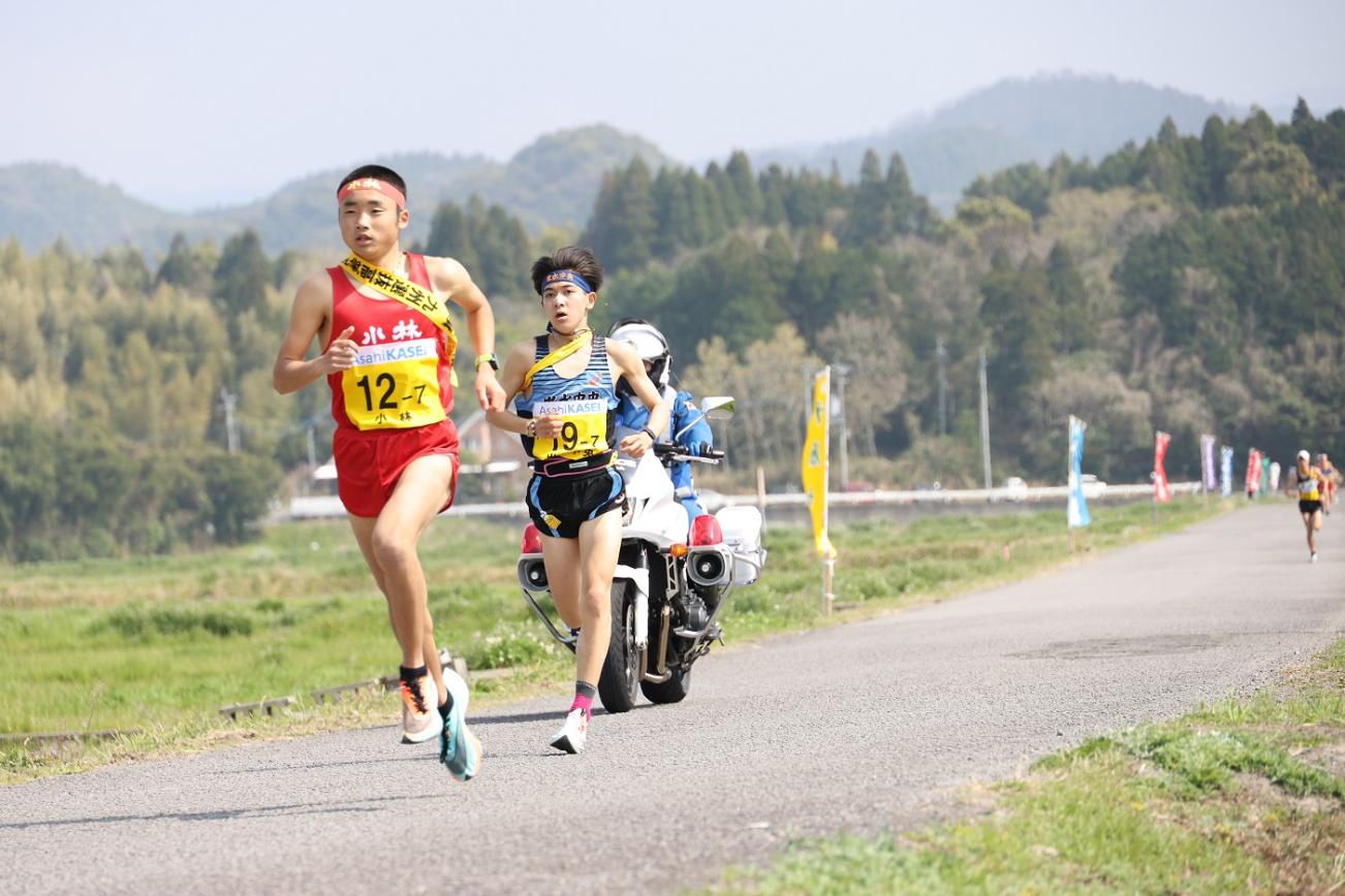 疾走する男子選手たちの写真