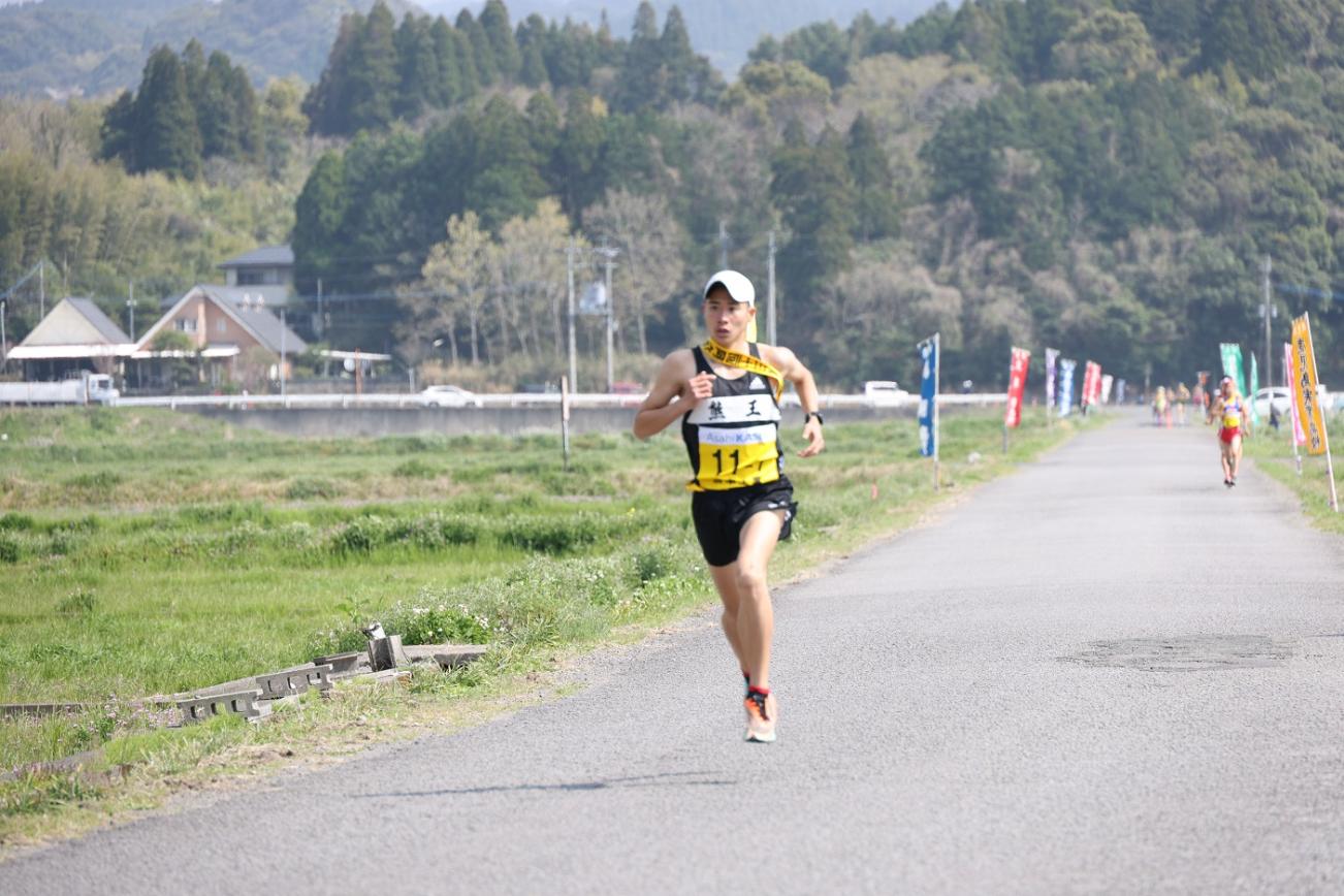 疾走する男子選手たちの写真