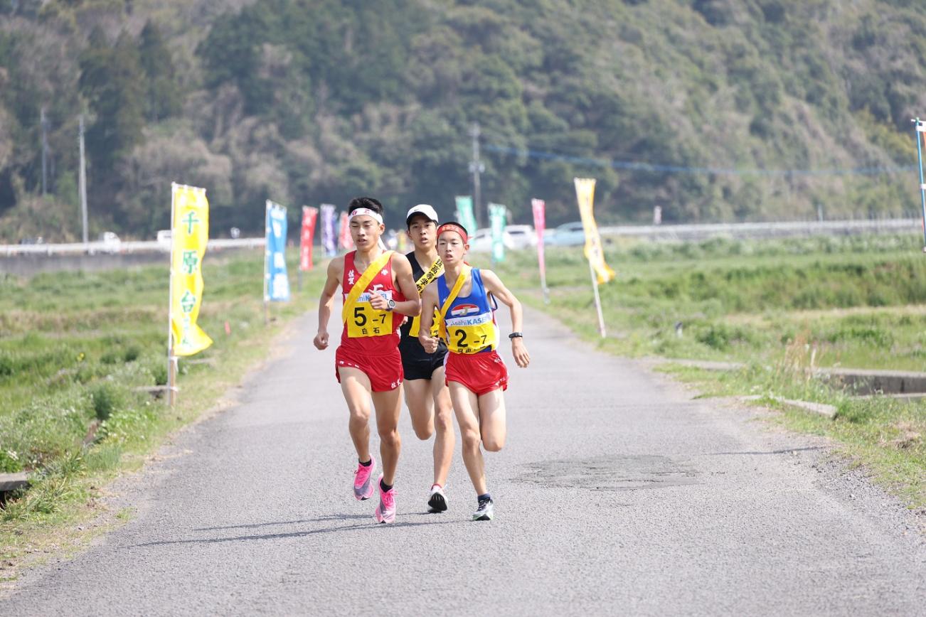 疾走する男子選手たちの写真