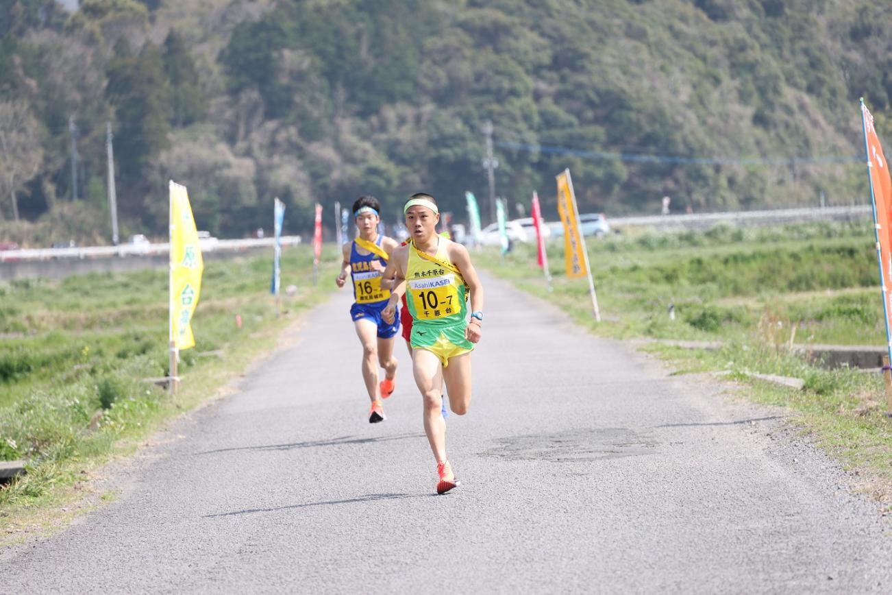 疾走する男子選手たちの写真