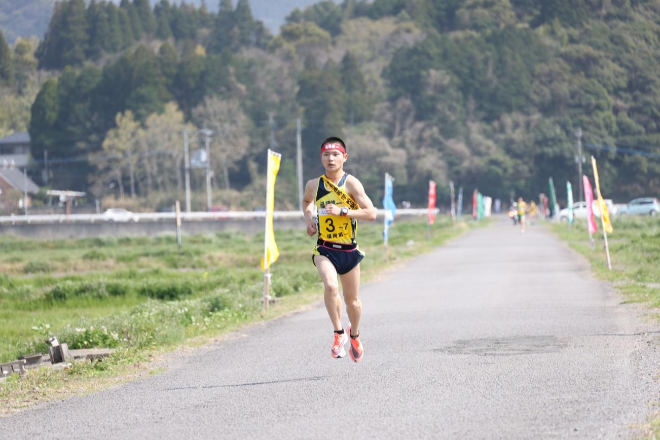 疾走する男子選手の写真