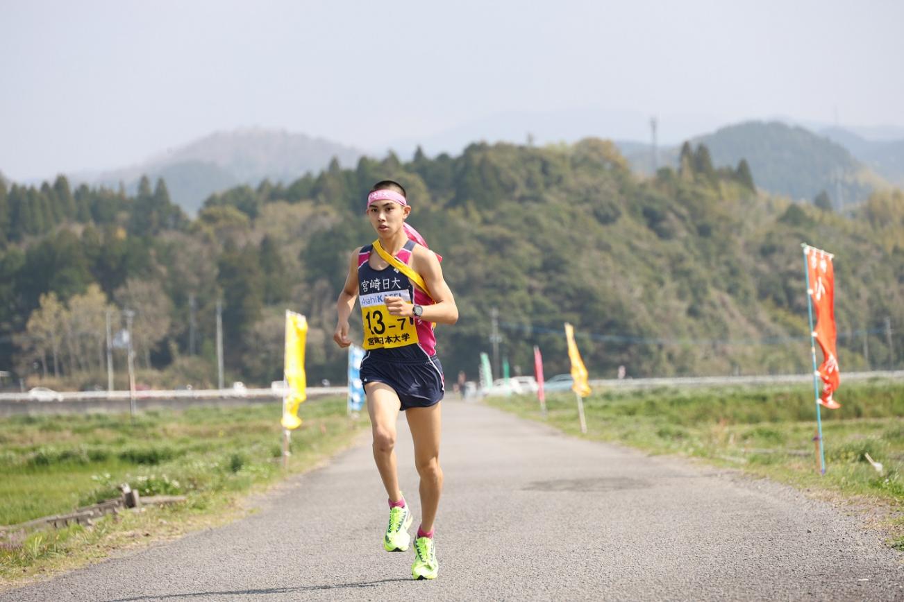 疾走する男子選手の写真