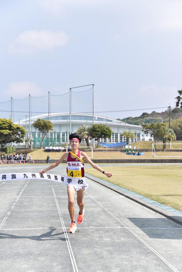 ゴールする男子選手の写真