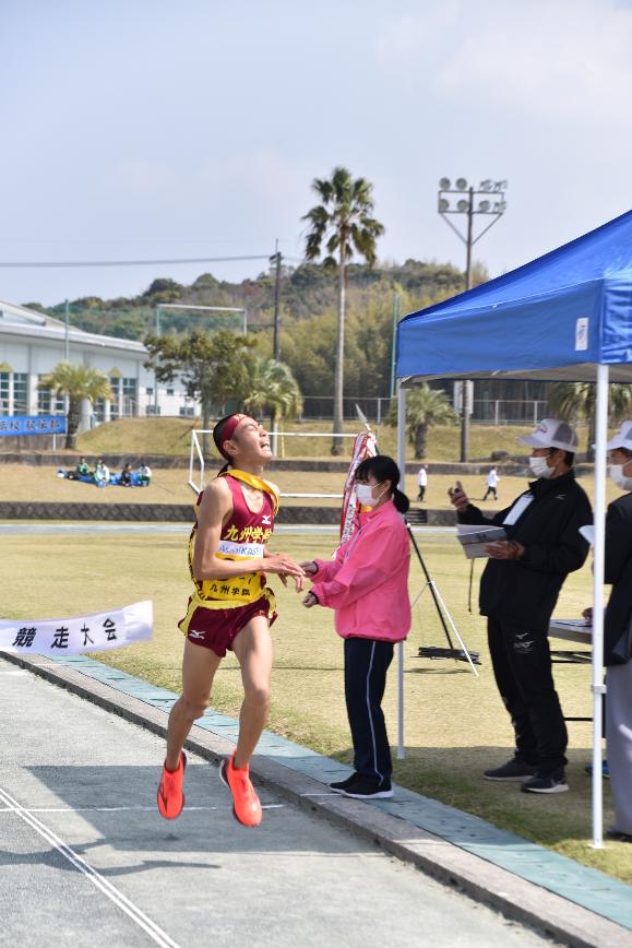 ゴールする男子選手の写真