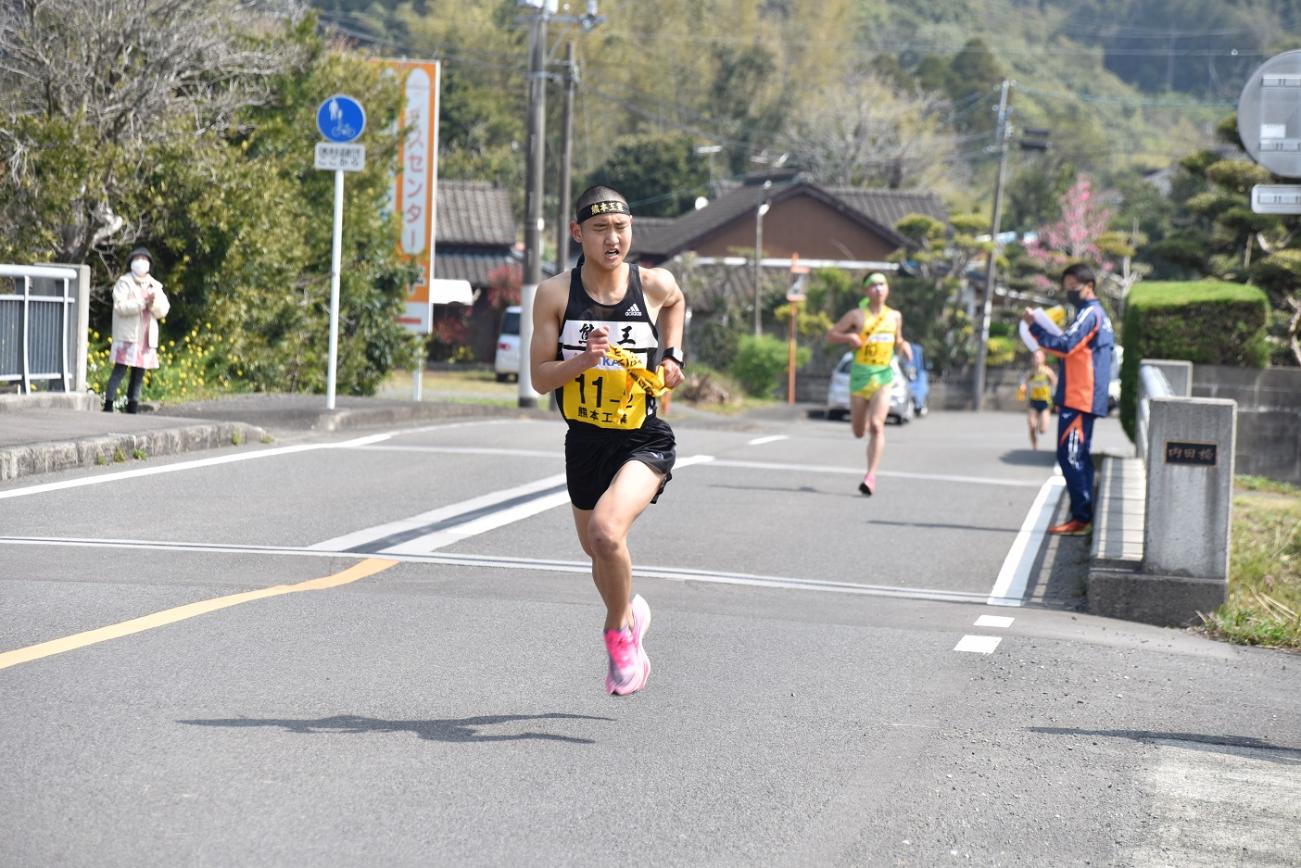 疾走する男子選手たちの写真