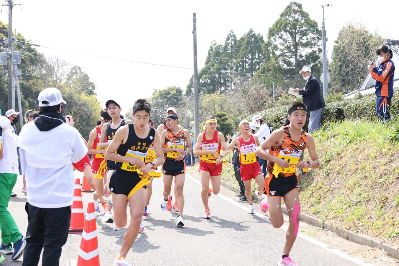 中継所で襷を繋ぐ男子選手たちの写真