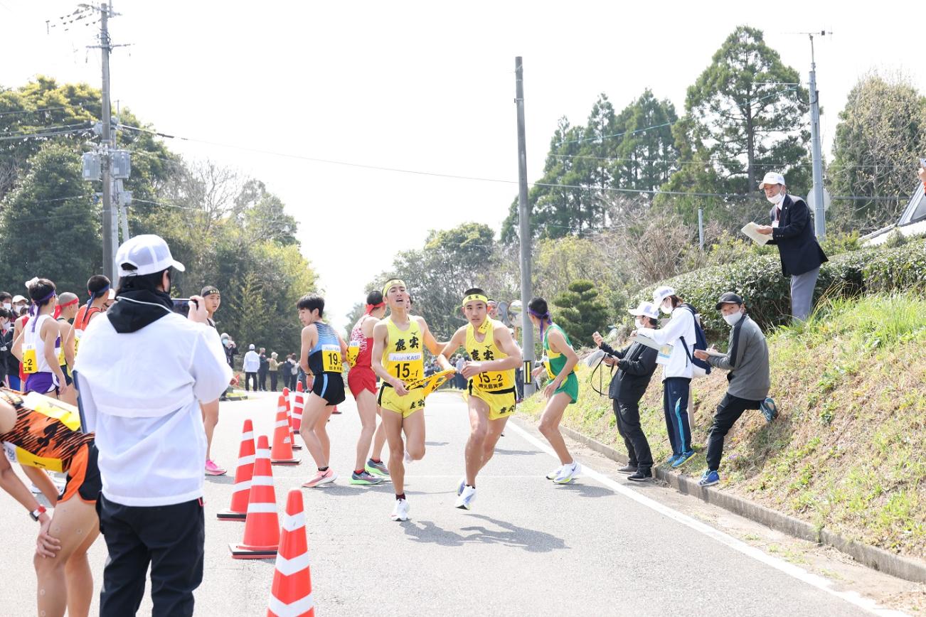 中継所で襷を繋ぐ男子選手たちの写真