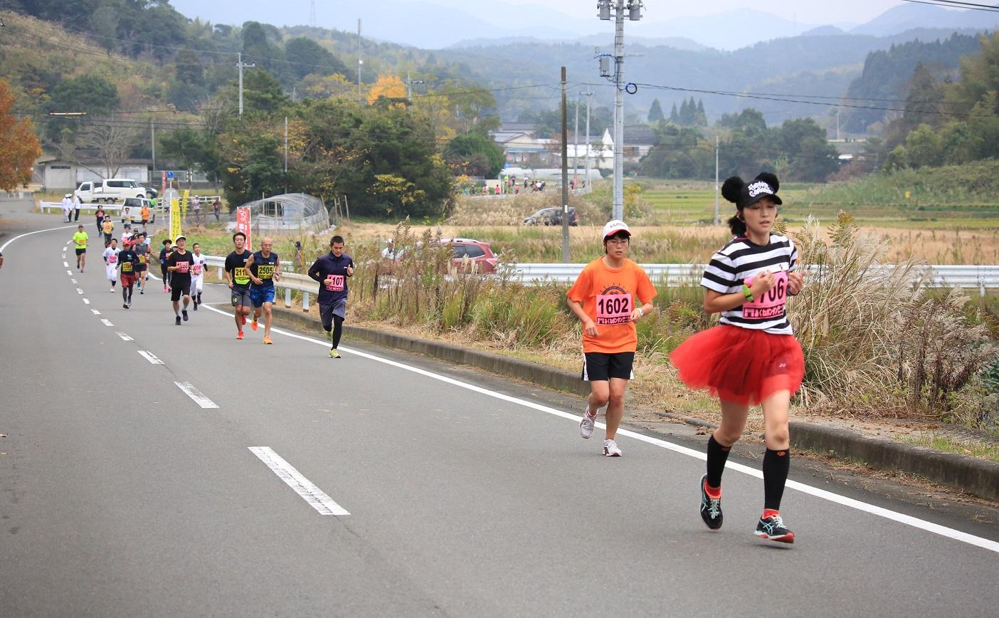 上り坂を走る参加者たち