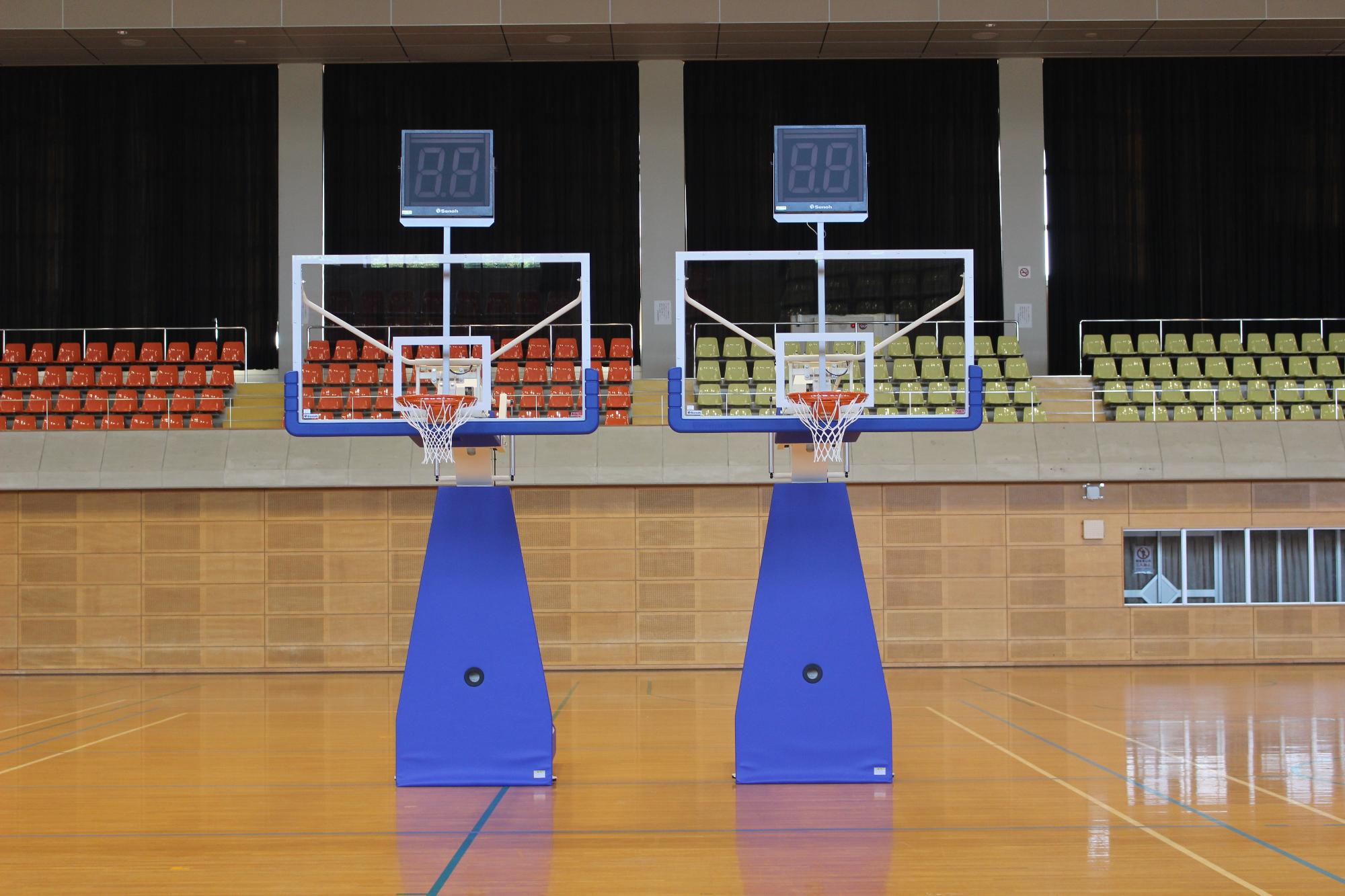 スポーツくじ助成金で購入したバスケットゴール1対の写真（正面から撮影）