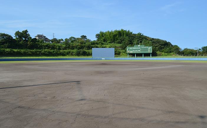 青空の下、きれいに土のグラウンドが整備されている野球場の写真