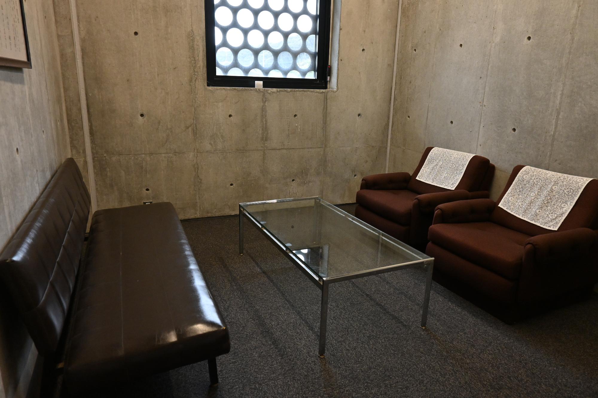 ガラステーブルとイスが3つ置かれたこじんまりとした阿久根市民交流センター（風テラスあくね）ミーティング室の写真