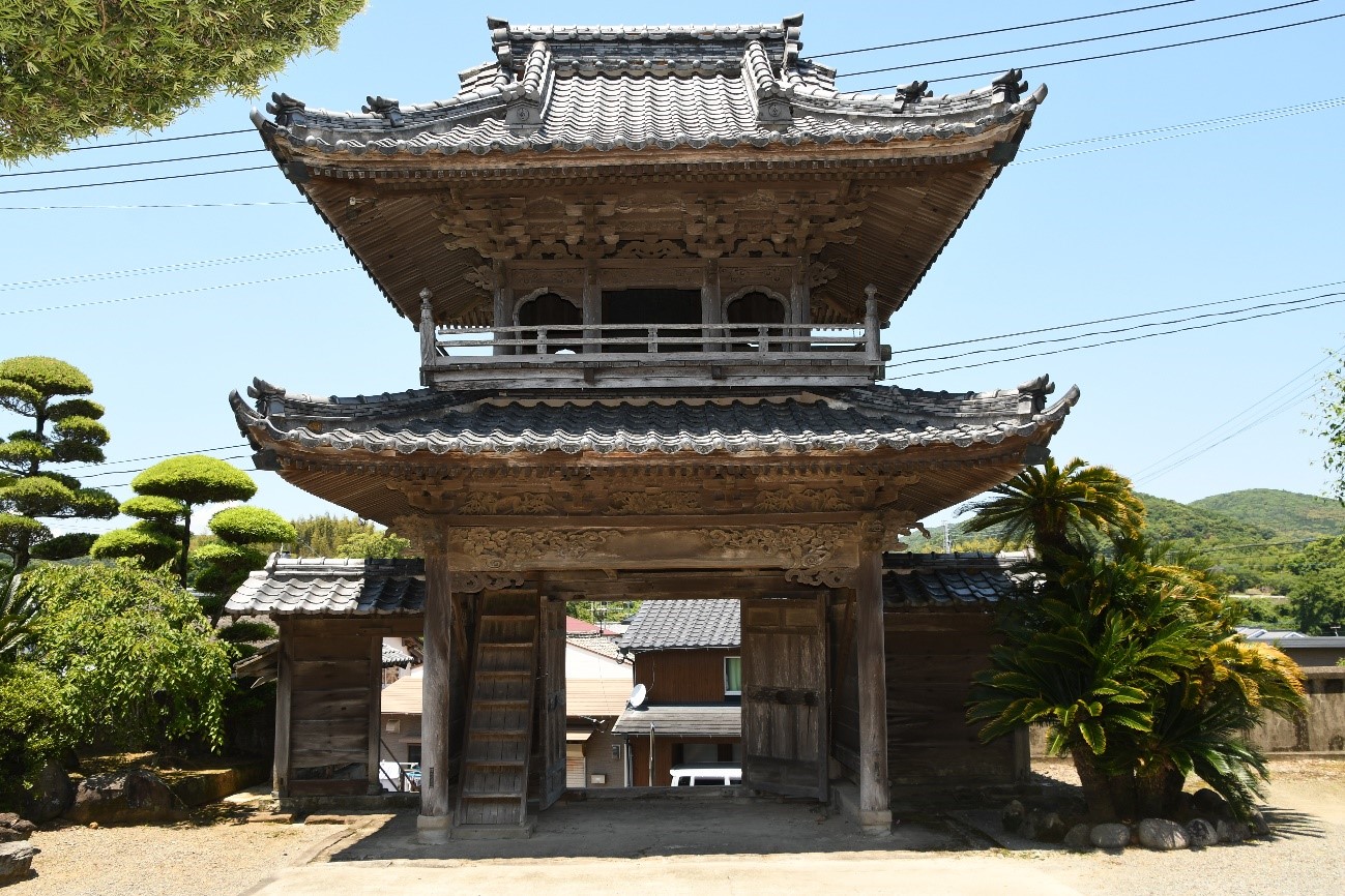 西徳寺山門（鐘楼付）をお寺側の正面から撮影した写真