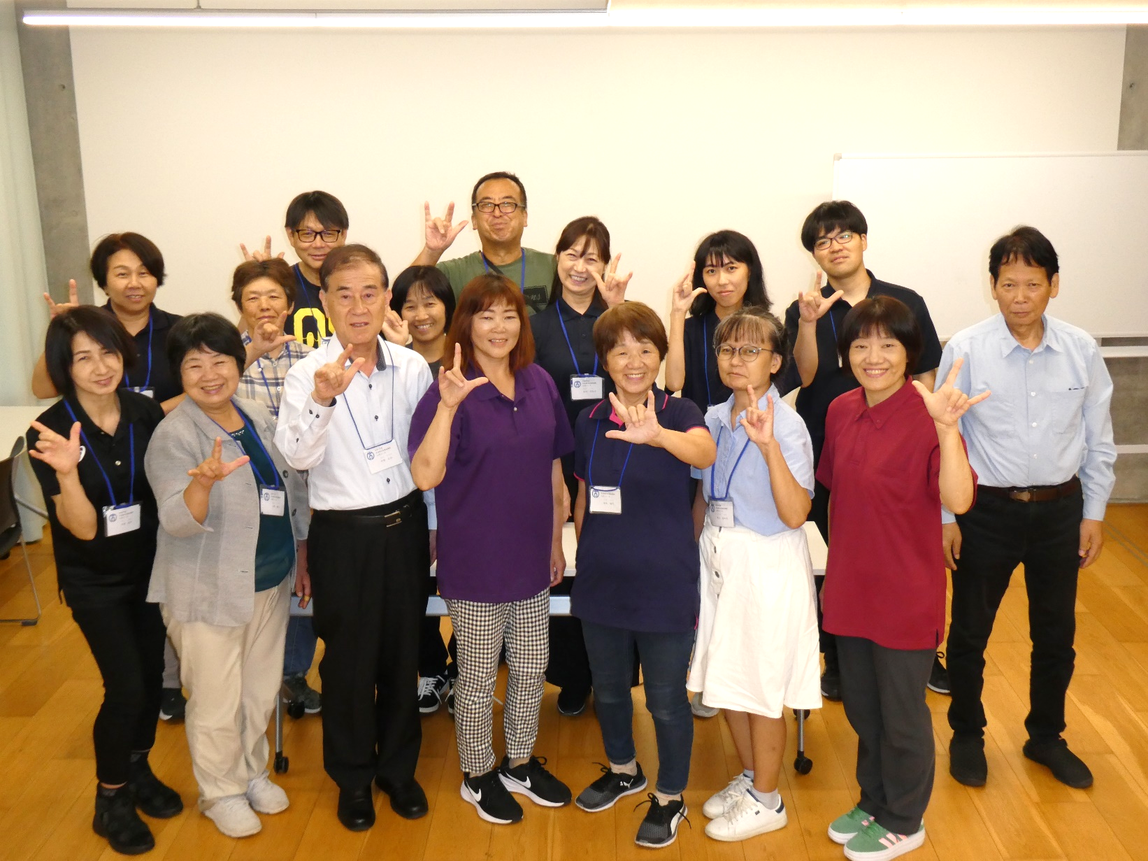 令和7年度手話奉仕員養成講座（入門コース）の講師および修了者の集合写真