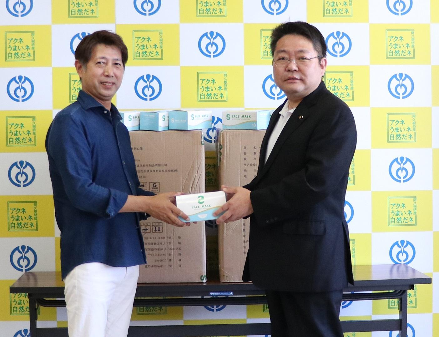 ルット株式会社代表取締役塩屋安宣さんと西平市長の写真
