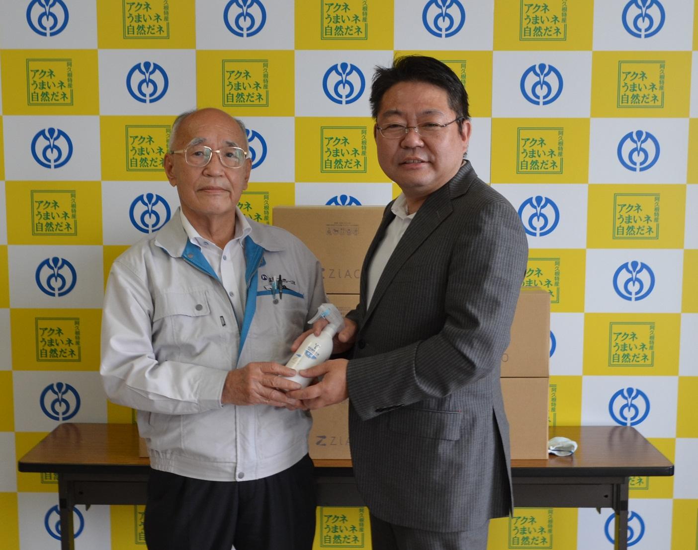 株式会社はしコーポレーション代表取締役社長枦壽一さんと西平市長の写真