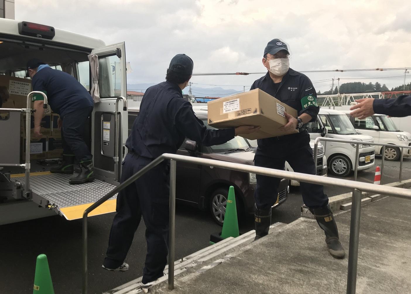 災害物資を運ぶ西平市長の写真