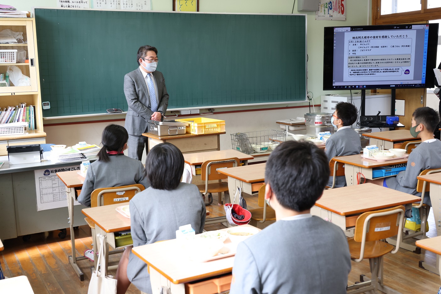 脇本小学校5年生クラスであいさつする西平市長の写真