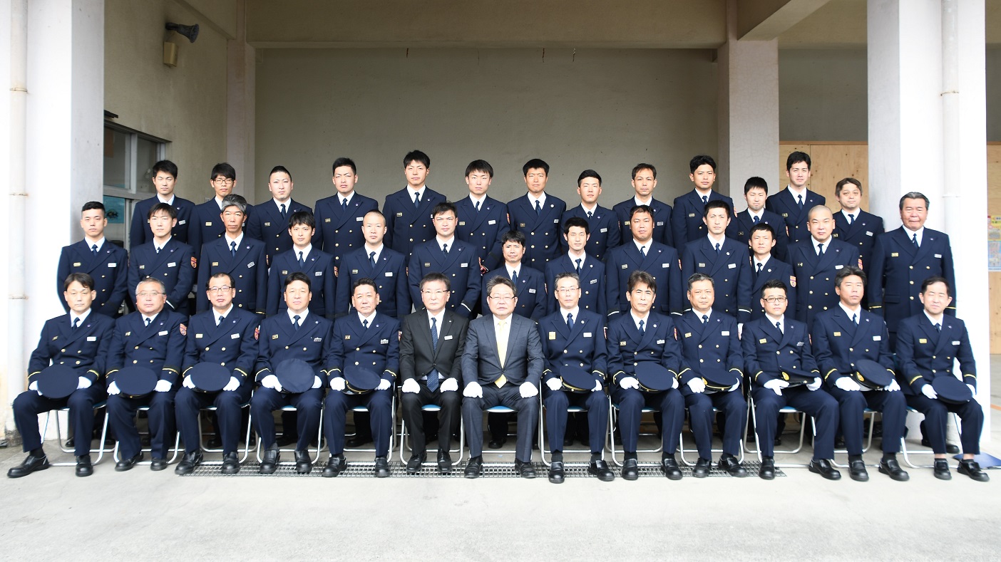 阿久根消防署員と西平市長、松崎副市長の写真