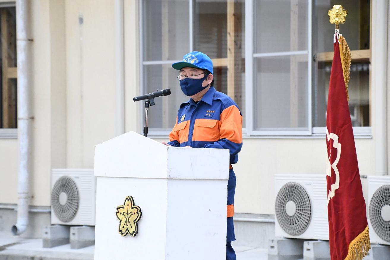 阿久根市消防団辞令交付式であいさつを述べる西平市長の写真