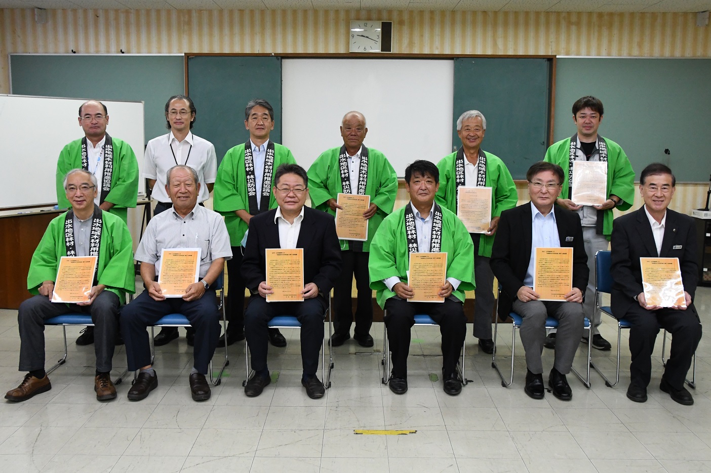 出水地域木材利用推進協議会の皆さまと西平市長、松崎副市長、中野教育長、野畑議長の写真