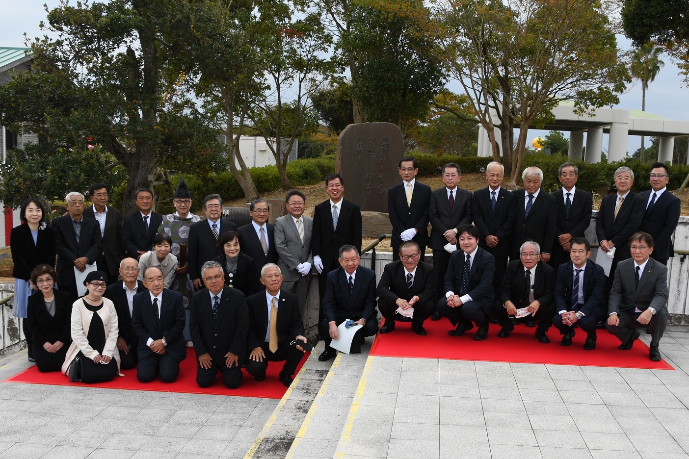 石碑除幕式の出席者の皆さまと西平市長の写真