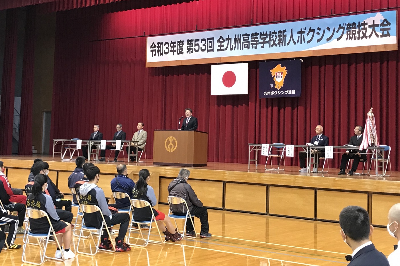第53回全九州高等学校新人ボクシング競技大会開会式であいさつを述べる西平市長の写真