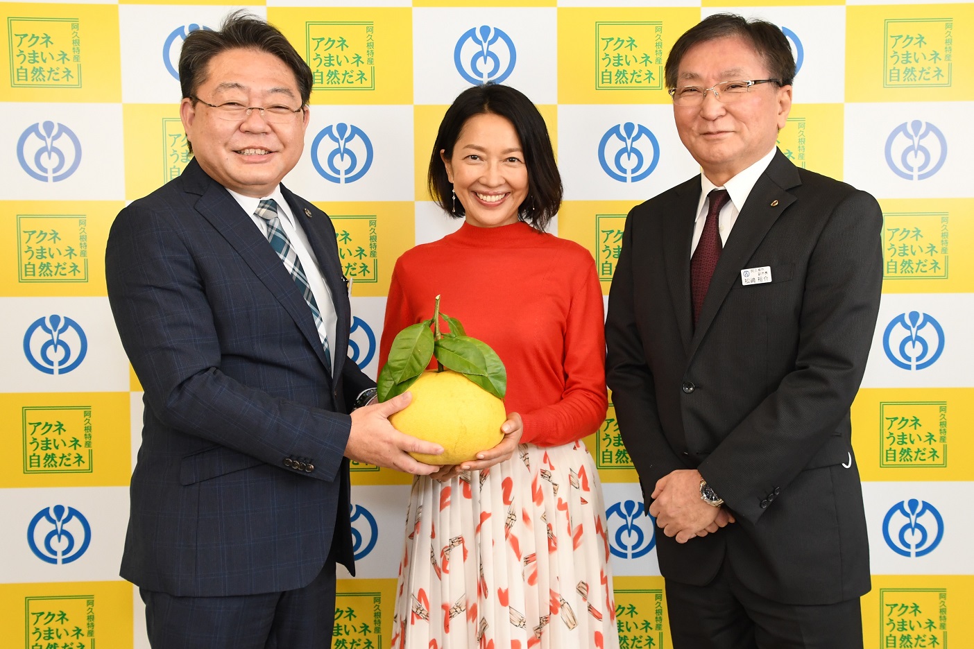 俳優の羽田美智子さんと西平市長および松崎副市長の写真